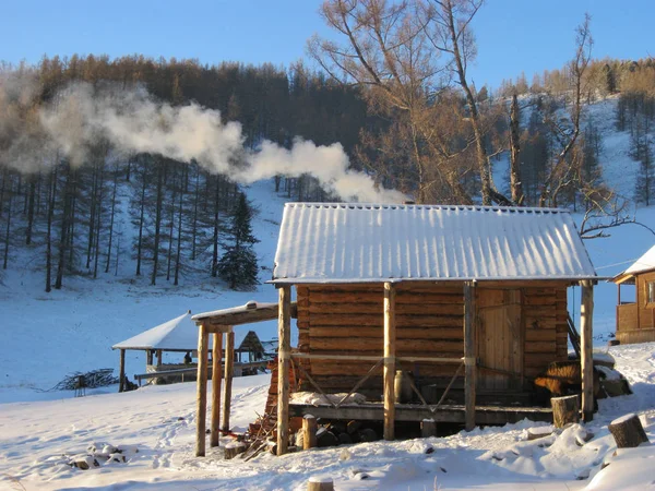 Sauna en bois chauffé en hiver dans les montagnes de l'Altaï. Horizontal — Photo