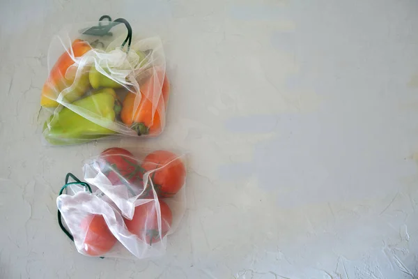 Овощи, помидоры и перец в эко-мешке. Ноль отходов. Плоский лежал. Копии — стоковое фото
