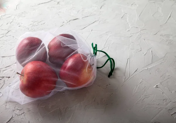 Äpplen, mat i en eko väska på en ljus bakgrund. Utsikt uppifrån. Noll avfall. Kopieringsspaer — Stockfoto