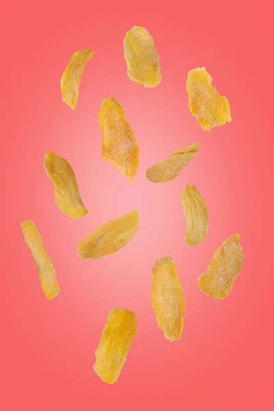 Flying mango chips on a pink background. Flying fruit. Vertically — Stock Photo, Image