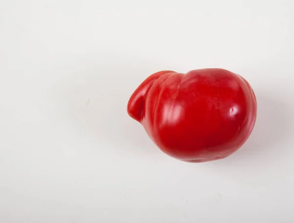 Moche tomate sur fond blanc. Horizontalement. Des légumes laids. Légumes déformés. Copier spaes — Photo