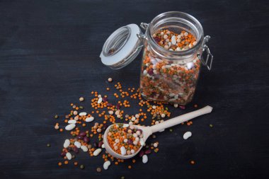 Sarı lastik eldivenler, sarı sabun ve beyaz arka planda tıbbi maske. Hijyen. İlaçlar. Sağlık.