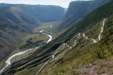 Altai 'deki Katu-Yaryk geçidi. - Rusya. Sibirya 'da. Seyahat et. Dağ yolu yılanı