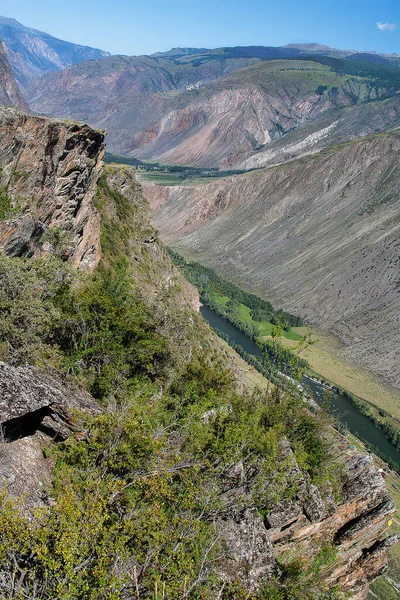 Altai 'deki Katu-Yaryk geçidinde Chulyshman Nehri' nin üst manzarası. - Rusya. Sibirya 'da. Seyahat et. dikey.