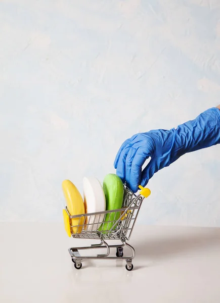 Una Mano Femminile Guanto Blu Rotola Carrello Del Supermercato Con — Foto Stock