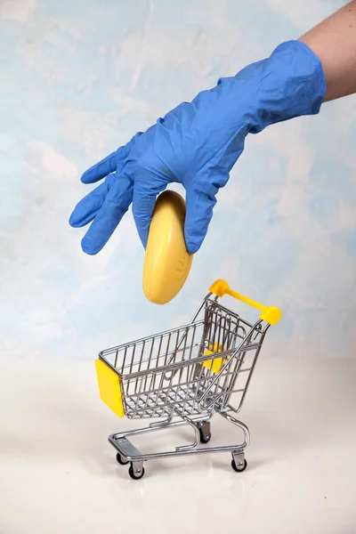 Una Mano Femenina Guante Goma Pone Jabón Carrito Supermercado Higiene —  Fotos de Stock