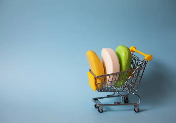 Tři Kusy Mýdla Zelené Bílé Žluté Leží Vozíku Supermarketu Modrém — Stock fotografie