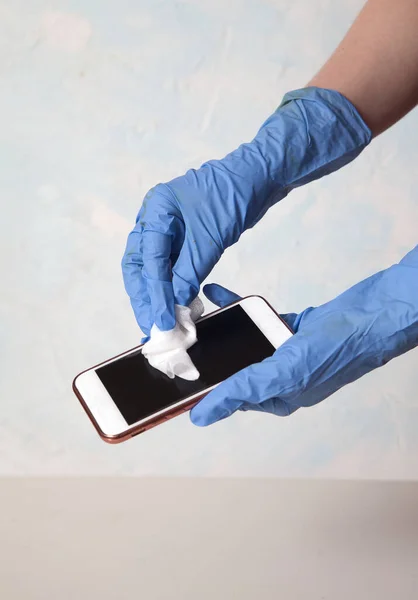 Une Main Féminine Frotte Smartphone Avec Désinfectant Blanc Essuyez Sur — Photo