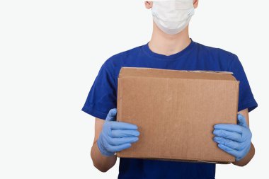 Gülümseyen adam beyaz arka planda bağış kutusunu tutuyor.