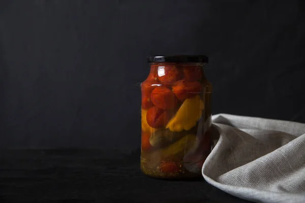 Conservas Verduras Tomates Pepinos Calabaza Frasco Vidrio Una Servilleta Lino — Foto de Stock