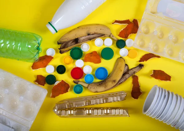 Plastik Atık Şişeleri Bardaklar Kapaklar Yumurta Ambalajı Sarı Arka Planda — Stok fotoğraf