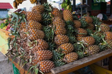 Birçok olgun ananas Tayland 'da bir pazarda satılır. Asya. Seyahat et. Yeşil diyet