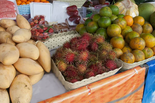 Świeże Dojrzałe Rambutan Mango Mandarynki Sprzedawane Kiosku Tajlandii Azję Podróż — Zdjęcie stockowe