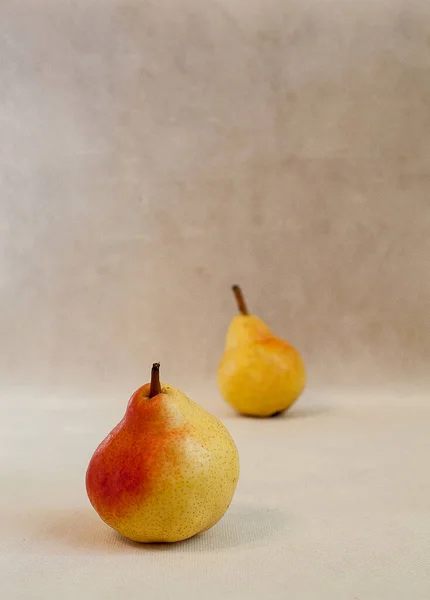 Zwei Reife Birnen Großaufnahme Auf Grauem Hintergrund Minimalismus Gesunde Ernährung — Stockfoto