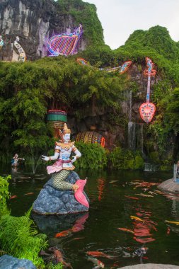 Phuket Fantezi Phuket Parkı, Phuket, Tayland 'da, Şubat 08, 2019. Muhteşem heykeller, çeşmeler ve göldeki balıklar.