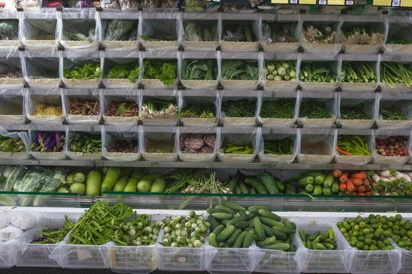 Hyllor Med Färska Blandade Gröna Grönsaker Butik Hälsosam Kost Vegetarisk — Stockfoto