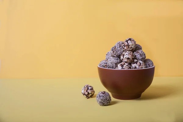 Energieballen Van Gedroogde Vruchten Noten Bestrooid Met Sesamzaad Granola Liggen — Stockfoto