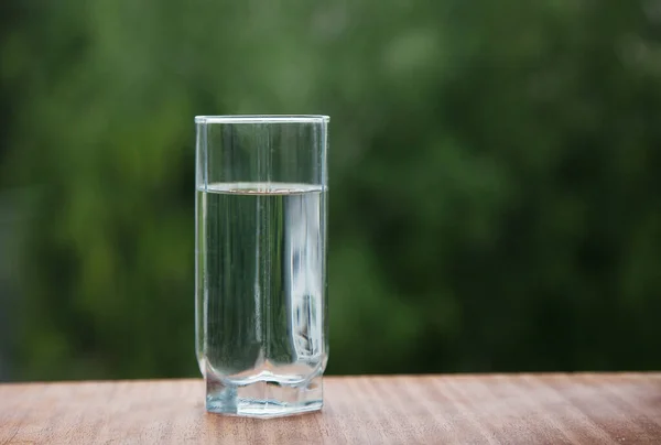 Zuiver Koud Water Een Glazen Beker Staat Een Houten Tafel — Stockfoto