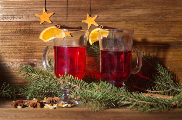Dois copos de vinho quente Natal — Fotografia de Stock