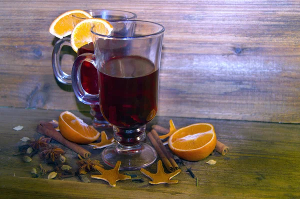 Dois copos de vinho quente — Fotografia de Stock