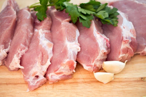 Fleisch in Scheiben mit Knoblauch und Petersilie — Stockfoto