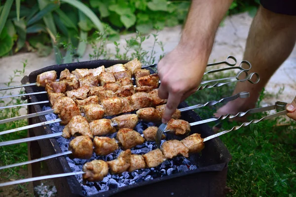 Carne grelhada em churrasco a carvão vegetal — Fotografia de Stock