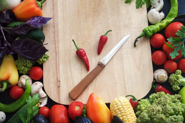 Κόκκινες καυτερές πιπεριές σε ένα ξύλινο ταμπλό, φρέσκα λαχανικά — Φωτογραφία Αρχείου