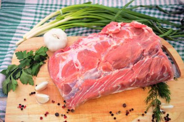 Baharatlar, maydanoz, dereotu, biber ile sığır eti kesmek