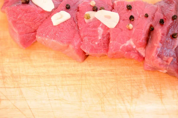 Corte de carne con especias y ajo — Foto de Stock