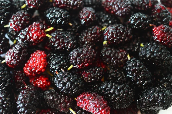 Hintergrund aus leckeren reifen schwarzen Maulbeeren — Stockfoto