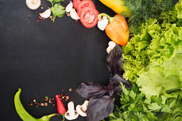 Φρέσκα λαχανικά και χόρτα σε σκούρο φόντο — Φωτογραφία Αρχείου