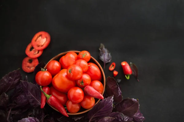Czerwone pomidory i pieprz w misce. Liście świeżej bazylii — Zdjęcie stockowe