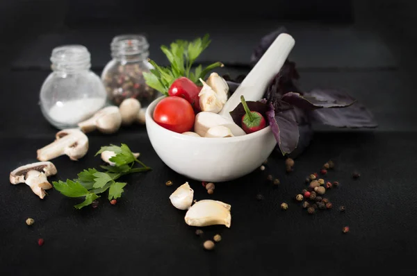 Erbe aromatiche, aglio e pomodori in un mortaio bianco per salsa — Foto Stock