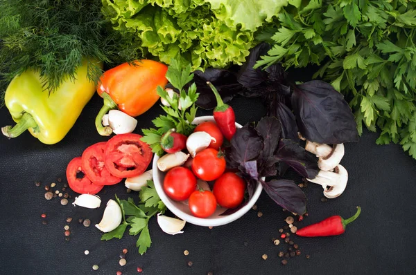 Φρέσκα λαχανικά, χόρτα, μπαχαρικά και τα λαχανικά σε μαύρο φόντο — Φωτογραφία Αρχείου