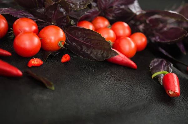 Pomidory i papryki z zielonych — Zdjęcie stockowe