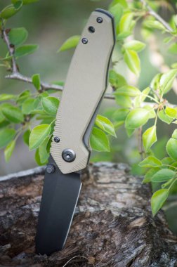 Çakı siyah bir bıçak ve hafif bir kolu ile t sıkıştı