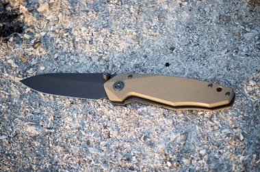 Kamp bıçakla bir siyah bıçak ve kolu katlanır fi yaptı