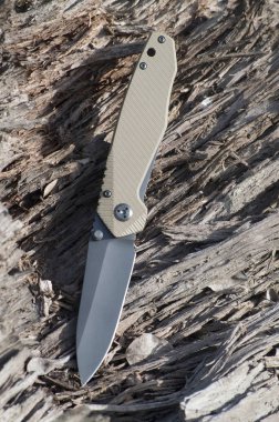 Siyah bıçak bıçakla turist ve fibe yapılan bir kolu katlanır