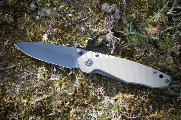 Seyahat bıçak ile siyah bıçak paslanmaz çelikten yapılmış katlama — Stok fotoğraf