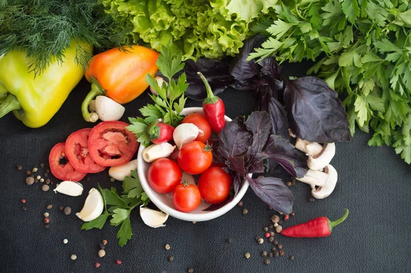 Ingredienti per la cottura dell'insalata. Verdure in ciotola e erbe fresche — Foto Stock
