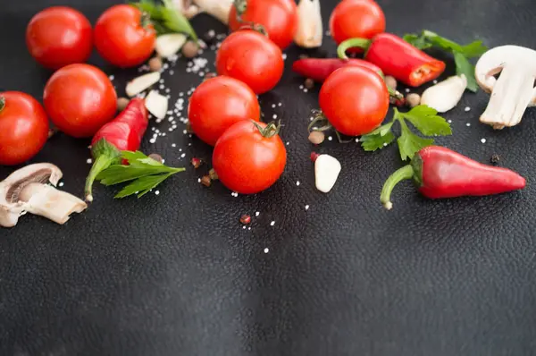 Verdure fresche, pomodorini, spezie per la preparazione di insalate — Foto Stock