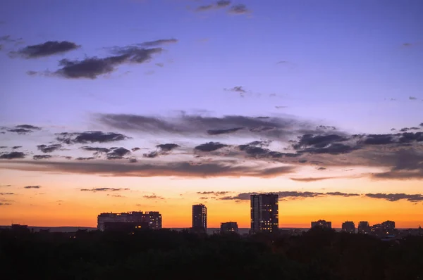 都市 hig の背景の空に夕日と浅い雲 — ストック写真