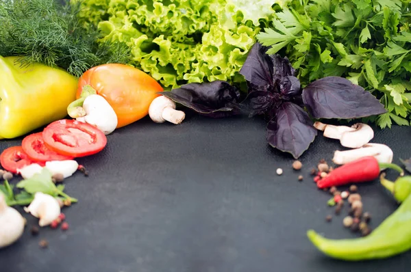 Struttura di verdure fresche e verdi su sfondo scuro. Sanità — Foto Stock