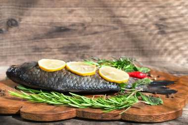 Otlar ve ahşap backgro pişirme önce limon ile taze balık