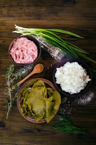 Ингредиенты для блюд из риса долма с мясом, завернутым в виноградные листья — стоковое фото