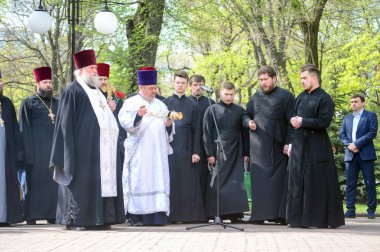 Kharkiv, Ukrayna 26 Nisan, 2018: Moleben ve çiçekler döşeme 