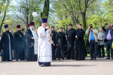 Kharkiv, Ukrayna 26 Nisan, 2018: Moleben ve çiçekler döşeme 