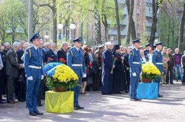 Kharkiv, Ukrayna 26 Nisan, 2018: Moleben ve çiçekler döşeme 
