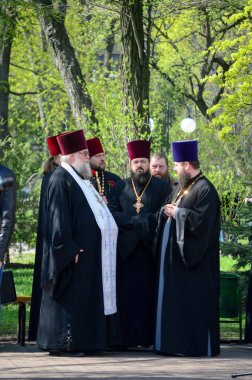 Kharkiv, Ukrayna 26 Nisan, 2018: Moleben ve çiçekler döşeme 