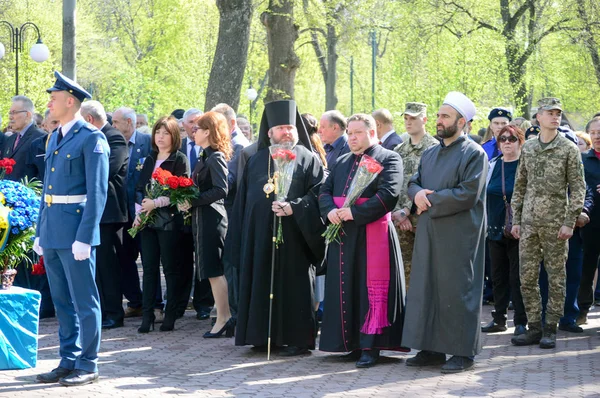 Kharkiv, Oekraïne? 2, april, 2018: Moleben en leggen van bloem — Stockfoto